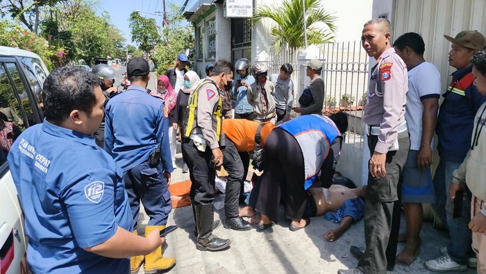 Kecelakaan di Asemrowo Surabaya menewaskan seorang ibu yang sedang dibonceng anaknya.