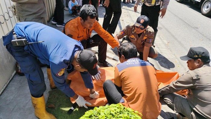 Kecelakaan di Asemrowo Surabaya menewaskan seorang ibu yang sedang dibonceng anaknya.