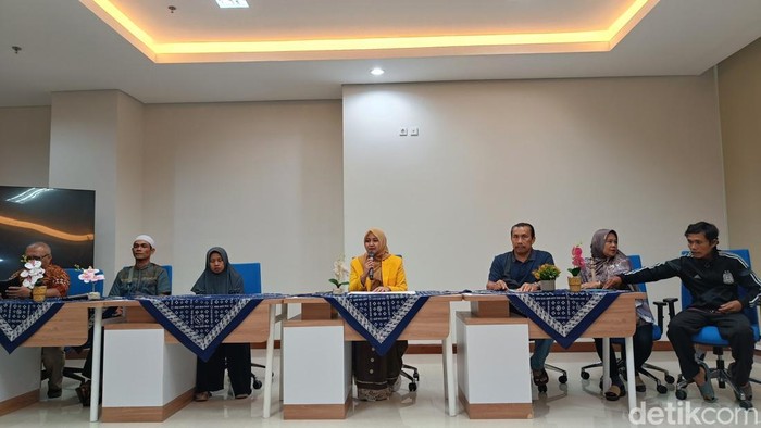 Direktur UT Purwokerto, Dr Prasetyarti Utami memberikan keterangan kepada wartawan, Sabtu (2/8/2025) sore. Sebelumnya, seorang siswi SMKN 3 Banyumas tewas jatuh dari lantai 4 gedung baru UT Purwokerto, Kamis (31/7).