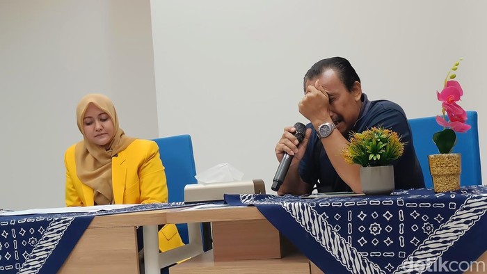 Paman korban MA (17), Siswi SMKN 3 Banyumas yang tewas terjatuh tak kuasa menahan tangis saat memberikan pernyataan kepada wartawan di kampus UT Purwokerto, Sabtu (2/8/2025).