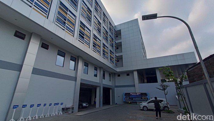 Area gedung baru UT Purwokerto tempat Siswi SMK N 3 Banyumas berinisial MA (17) terjatuh dari lantai 4, Sabtu (2/8/2025).
