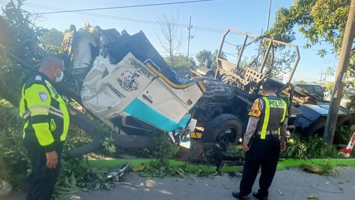 Kecelakaan lalu lintas melibatkan truk dan Bus Sugeng Rahayu di turunan flyover Trosobo, Kecamatan Taman, Sidoarjo