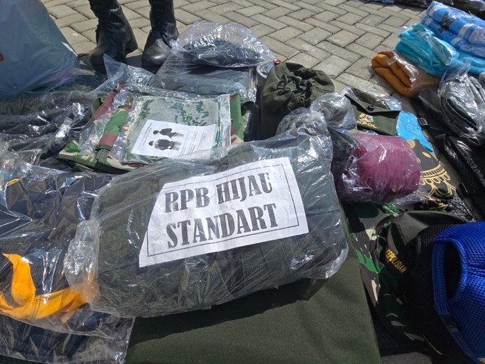Kegiatan pembagian Perlengkapan Perorangan Lapangan (Kaporlap) kepada para calon taruna (catar) Akpol usai lulus terpilih di Lapangan Gedung Werving Hoegeng, Kompleks Akpol, Semarang, Jawa Tengah, Kamis (30/7/2025).