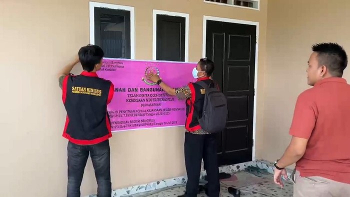 Kejari Bengkulu saat memasang spanduk disitanya rumah tersangka kasus korupsi di Bank Bengkulu