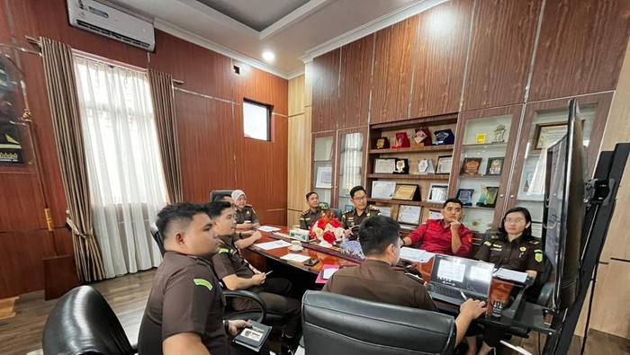 Kejari Lampung Selatan tetapkan Bendahara BUMD PT. Lampung Selatan berinsial LK sebagai tersangka kasus korupsi pengelolaan dana.