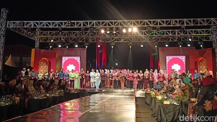 Kepala daerah di Sumsel saat fashion show menggunakan songket khas daerah masing-masing.