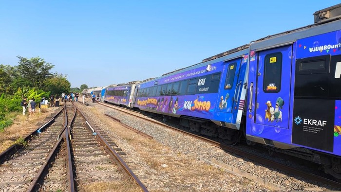 Kereta Api (KA) Argo Bromo Anggrek relasi Surabaya Pasar Turi-Gambir yang anjlok telah dievakuasi. Proses evakuasi berlangsung panjang. (dok KAI Daop 1)