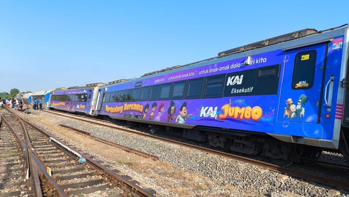 Kereta Api (KA) Argo Bromo Anggrek relasi Surabaya Pasar Turi-Gambir yang anjlok telah dievakuasi. Proses evakuasi berlangsung panjang. (dok KAI Daop 1)