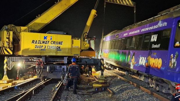 Kereta Api (KA) Argo Bromo Anggrek relasi Surabaya Pasar Turi-Gambir nan ambruk telah dievakuasi. Proses pemindahan berjalan panjang. (dok KAI Daop 1)