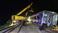 Semalem kami menerjunkan alat berat crane untuk mengangkat gerbong yang keluar lintasan. Kesulitannya karena bobot kereta yang berat jadi membutuhkan alat yang lebih kuat kemudian beberapa gerbong yang posisinya miring, itu kan perlu kehati-hatian, ujar Manager Humas Daop 3 Cirebon Muhibbuddin. (dok KAI Daop 1)
