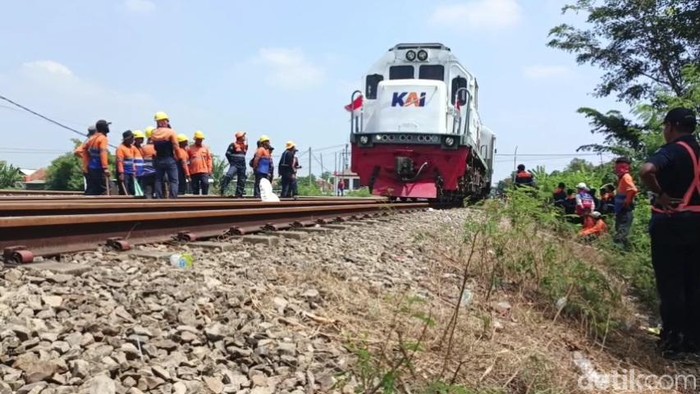 Kereta saat melintas di titik yang sempat terjadi insiden KA Argo Bromo Anggrek anjlok di Subang
