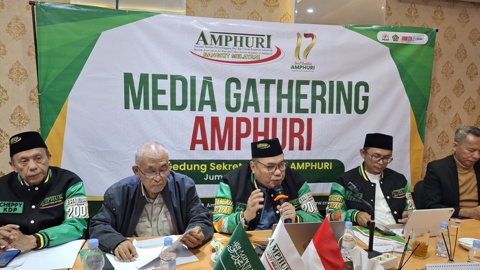 Ketua Umum DPP AMPHURI Firman M Nur saat berdialog dengan sejumlah pemimpin media nasional di Jakarta, Jumat 1 Agustus 2025. (Foto : Dokumentasi AMPHURI)