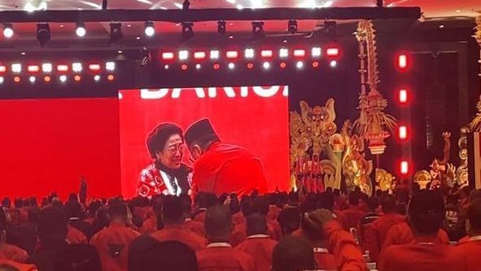 Ketum PDIP Megawati Soekarnoputri menangis saat Hasto Kristiyanto tiba di arena Kongres.