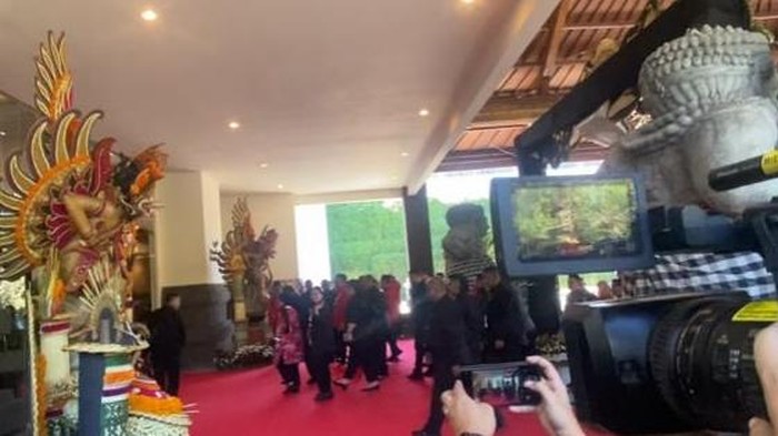 Ketum PDIP Megawati Soekarnoputri tiba di lokasi Kongres PDIP hari kedua di Nusa Dua, Bali. (Dwi Rahmawati-detikcom)