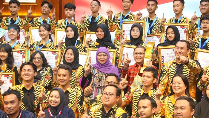 Gubernur Khofifah bersama tim LKS Jatim