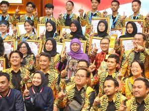 Jatim Juara LKS Nasional Lagi, Khofifah Guyur Bonus ke Puluhan Siswa