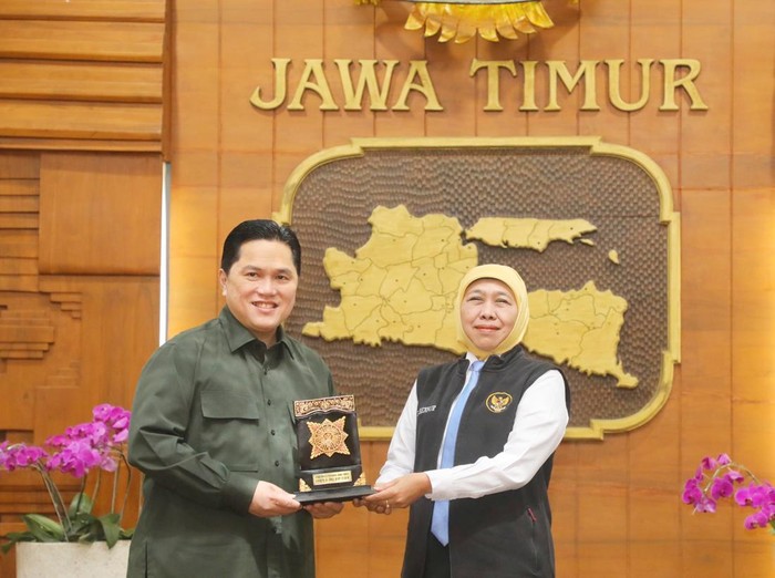 Gubernur Khofifah Bertemu Erick Thohir, Bahas Kemajuan Sepakbola Daerah