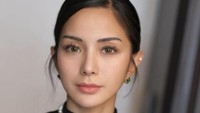Kirana Larasati dikenal sebagai aktris kenamaan Tanah Air. Tak hanya piawai beradu peran, ia juga disibukkan dengan kegiatan scuba diving. Foto: Instagram/@kiranalarasati