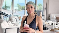 Aktris populer tersebut juga seorang foodies. Tak hanya handal menyicip makanan enak, Kirana juga penggemar cocktail. Foto: Instagram/@kiranalarasati