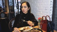 Setelah seharian beraktivitas, makan malam di restoran jadi jalan ninja mengisi perut yang lapar. Ada steak dan beberapa menu dipesan Kirana Larasati untuk disantap. Foto: Instagram/@kiranalarasati