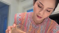 Pada hari-hari biasa Kirana juga senang membuat matchanya sendiri. Bubuk matcha andalannya dikocok untuk dicampurkan ke dalam gelas berisi susu. Foto: Instagram/@kiranalarasati