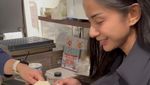 Potret Kirana Larasati Bikin Udang Matcha hingga Jajan Mochi di Jepang