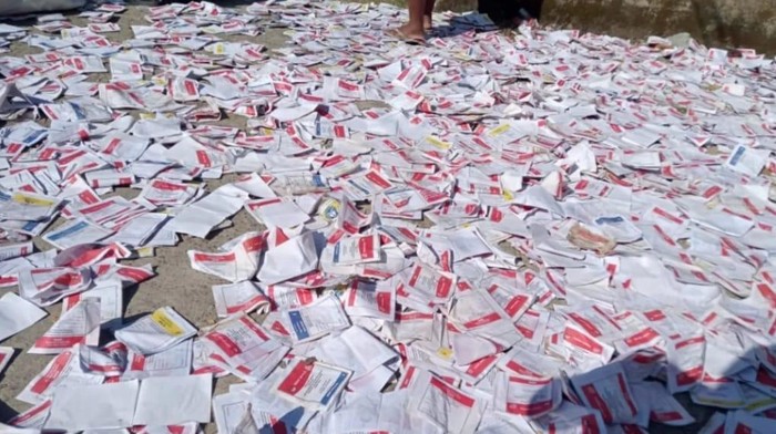 Ribuan surat suara dijemur depan gudang logistik KPU Maros, Sulawesi Selatan (Sulsel).