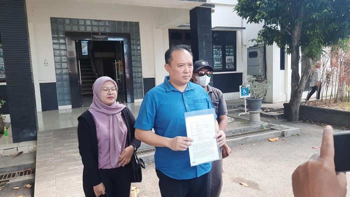 Kuasa hukum korban saat melaporkan kasus dugaan pencabulan pemilik ponpes di Polresta Pati, Sabtu (2/8/2025).