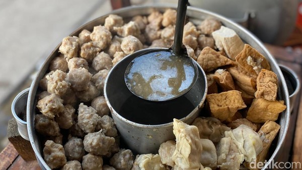 Jajan Hemat di Stasiun Tebet, Ada Bakso Malang dan Es Teler Creamy