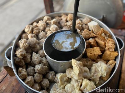 Jajan Hemat di Stasiun Tebet, Ada Bakso Malang dan Es Teler Creamy