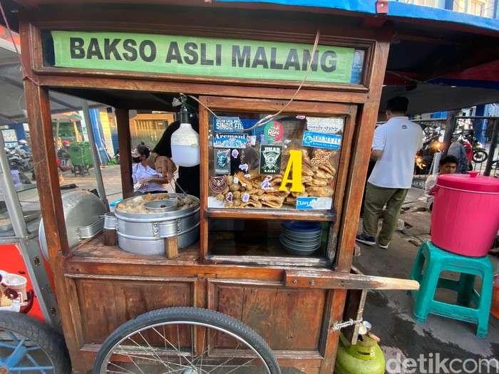 Kuliner Stasiun Tebet Kuliner Stasiun Tebet, ada bakso Malang enak hingga es teler creamy