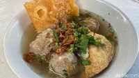 Begini tampilan seporsi bakso Malang seharga Rp 15.000, variasi campur. Sudah diberikan cincangan seledri dan bawang goreng. Foto: Yenny Mustika Sari/detikcom