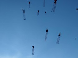 Peserta Rare Angon Festival 2025 menerbangkan layangan janggan merak (layangan menyerupai merak) di Pantai Mertasari. Salah satu layangan tersebut menggunakan bahan organik seperti dedaunan.