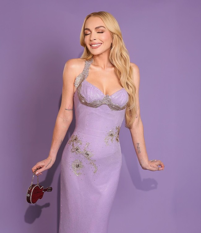 Lindsay mengenakan gaun ungu berhias manis dengan aksen bunga. Ternyata busana tersebut sengaja dibuat untuk mereplikasi dress serupa yang dipakai di film yang rilis 2003. Foto: Instagram Lindsay Lohan