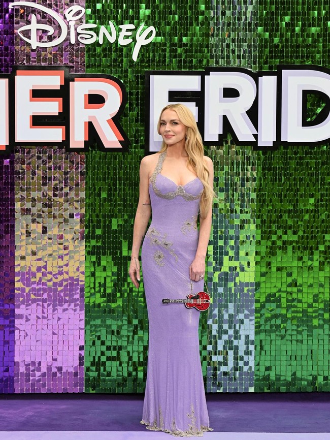 Untuk mereferensi penampilan jadulnya, Lindsay Lohan membawa ‘tas’ gitar merah seperti adegan dalam film Freaky Friday. Foto: Instagram Lindsay Lohan