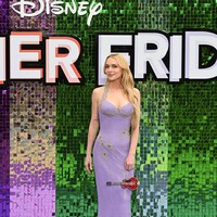 Untuk mereferensi penampilan jadulnya, Lindsay Lohan membawa ‘tas’ gitar merah seperti adegan dalam film Freaky Friday. Foto: Instagram Lindsay Lohan
