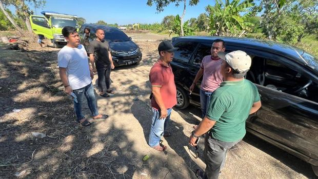 Lokasi tambang galian C di tepi Bengawan Solo Gresik didatangi polisi.