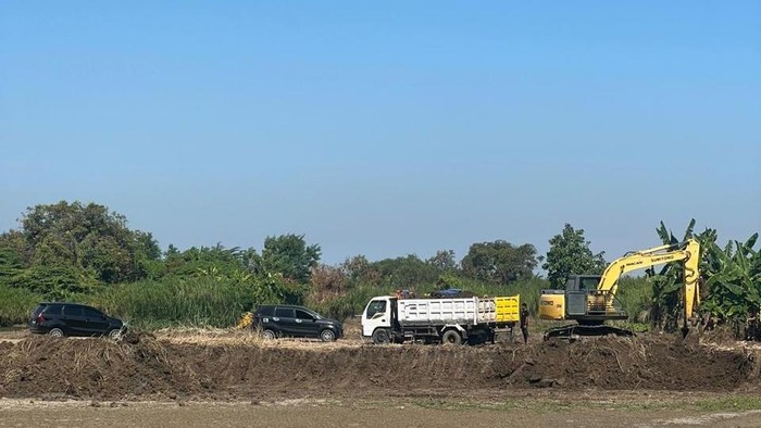 Lokasi tambang galian C di tepi Bengawan Solo Gresik didatangi polisi.