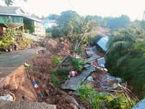 Longsor di Bantaran Sungai Mahakam Kubar, Rumah dan Musala Hancur