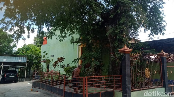 Masjid Baiturohman atau dikenal Masjid Tiban di Desa Jambu Kidul, Kecamatan Ceper, Klaten, Sabtu (2/8/2025). Masjid ini memiliki Watu Toleh dan pohon asam raksasa berusia tua.