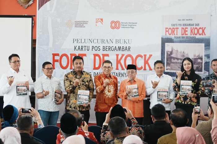 Menbud Rilis Buku Kartu Pos Bergambar Fort De Kock, Padang & Sekitarnya