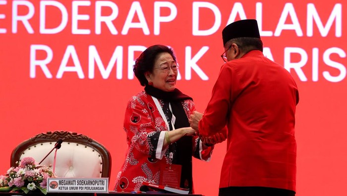 Momen Ketum PDIP Megawati Soekarnoputri menangis saat Hasto Kristiyanto menghadiri penutupan Kongres ke-6 PDIP di Bali.