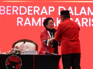 Video Tangis-Teriakan Megawati saat Hasto Hadiri Kongres PDIP: Merdeka!