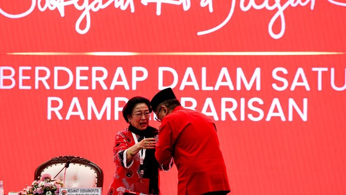 Momen Ketum PDIP Megawati Soekarnoputri menangis saat Hasto Kristiyanto menghadiri penutupan Kongres ke-6 PDIP di Bali.