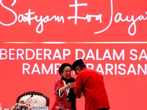 Tangisan Megawati Sambut Hasto yang Bebas dari Tahanan