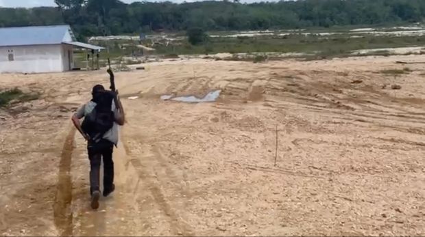 Momen polisi mengejar pelaku penambang emas ilegal di Kuantan Singingi, Riau, Sabtu (2/8/2025).