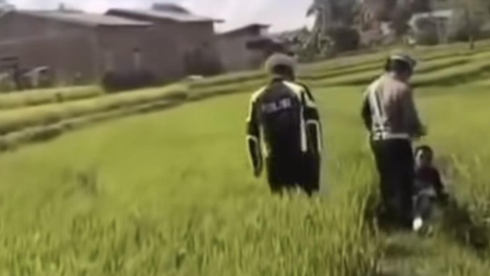 Momen polisi mengejar pria kabur tinggalkan motor demi hindari razia.