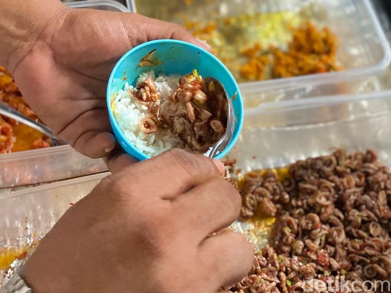 Nasi cokot dan martabak telur favorit di Stasiun Tebet