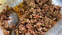 Lauk oseng cumi petai yang paling laris menurut Nabila, selaku penjual. Cumi asin ini dipotong kecil-kecil dan ditumis dengan bumbu merah serta potongan petai. Foto: Yenny Mustika Sari/detikcom
