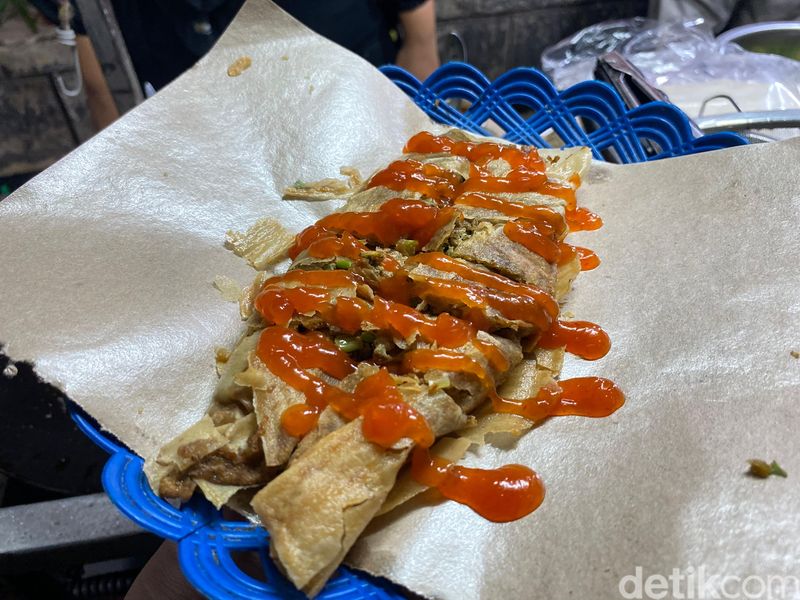 Nasi cokot dan martabak telur favorit di Stasiun Tebet